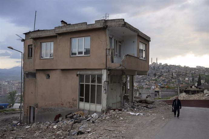 Archivo - Una casa destruida por los terremotos en la localidad de Kahramanmaras, en Turquía