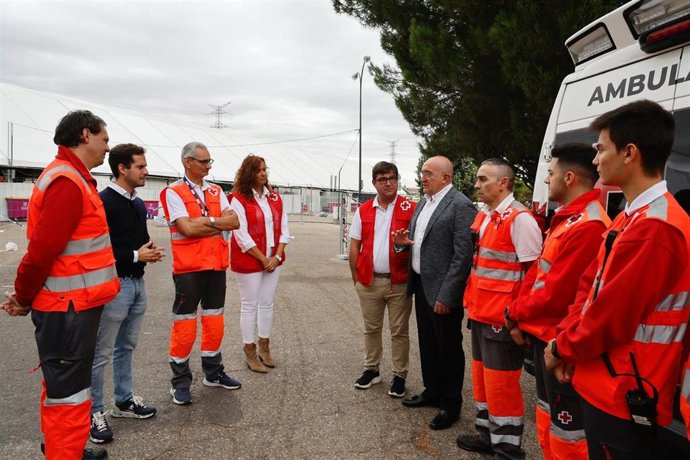 El alcalde de Valladolid, Jesús Julio Carnero, durante su visita al Real de la Feria este domingo