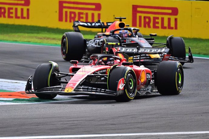 55 SAINZ Carlos (spa), Scuderia Ferrari SF-23, action 01 VERSTAPPEN Max (nld), Red Bull Racing RB19, action during the 2023 Formula 1 Pirelli Grand Premio dItalia Grand Prix, 14th round of the 2023 Formula One World Championship from September 1 to 3, 