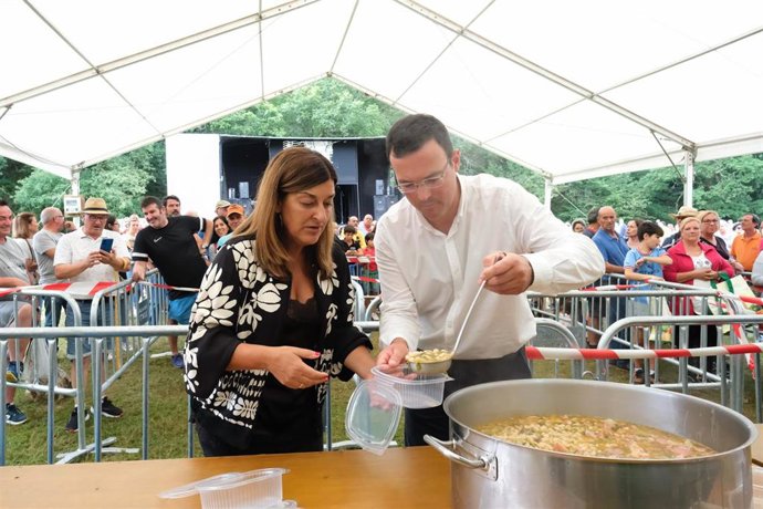 La Presidenta De Cantabria, María José Sáenz De Buruaga, En La Fiesta Del Cocido De Ucieda