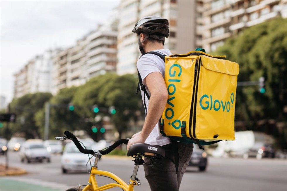 Archivo - Repartidor de Glovo