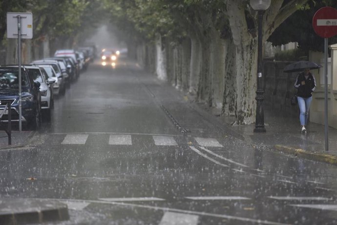 Una persona camina bajo la lluvia, a 2 de septiembre de 2023, en Huesca, Aragón (España). 