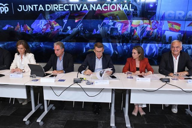 Archivo - (I-D) La vicesecretaría de Políticas Sociales y Reto Demográfico, Carmen Funez; el coordinador general del PP, Elías Bendodo; el presidente del Partido Popular y candidato a la presidencia del Gobierno, Alberto Núñez Feijóo; la secretaria genera