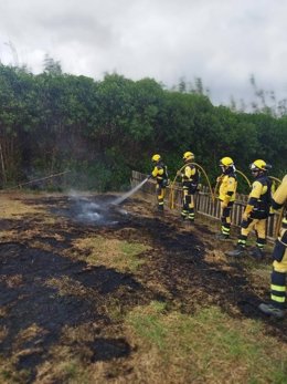 Profesionales del Ibanat extinguiendo un incendio agrícola en Sa Pobla