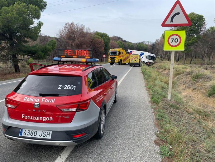 Imagen de una patrulla de Policía Foral en la vía cerrada
