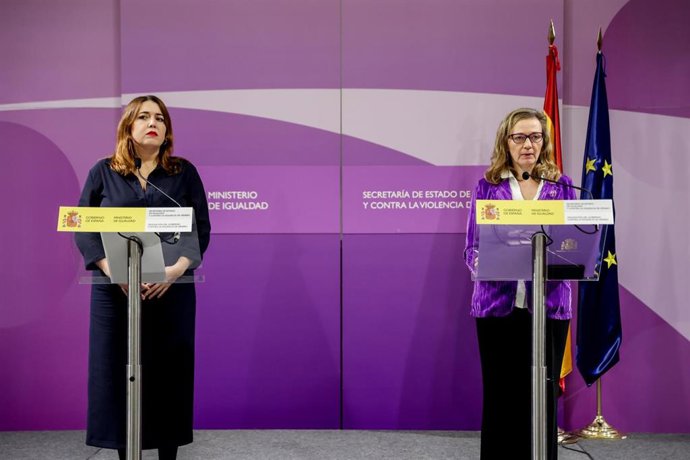 Archivo - La secretaria de Estado de Igualdad y contra la Violencia de Género, Ángela Rodríguez Pam (i), y la delegada del Gobierno contra la Violencia de Género, Victoria Rosell (d), durante la rueda de prensa posterior a la reunión del primer Comité d