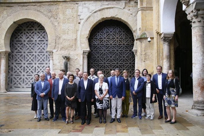 Los ministros de Agricultura de la UE posan ante la Mezquita Catedral de Córdoba en el marco de la reunión informal organizada en esa ciudad con motivo de la Presidencia española de la UE.