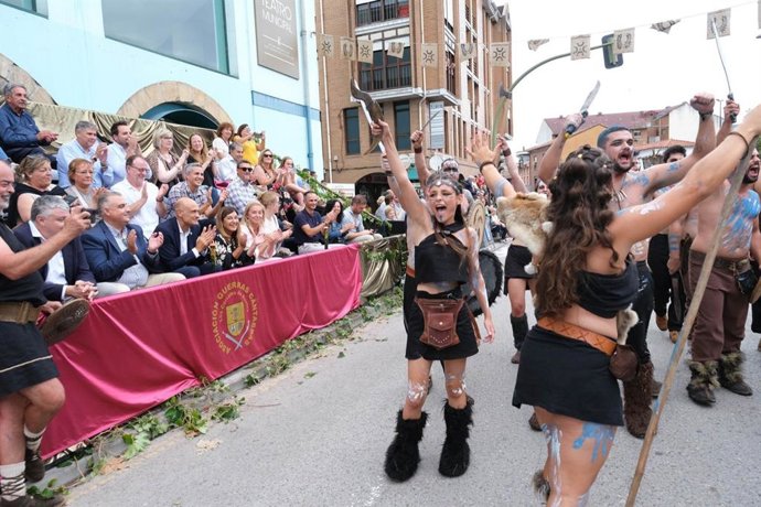 Miembros del Gobierno y de la oposición acuden al desfile de las Guerras Cántabras