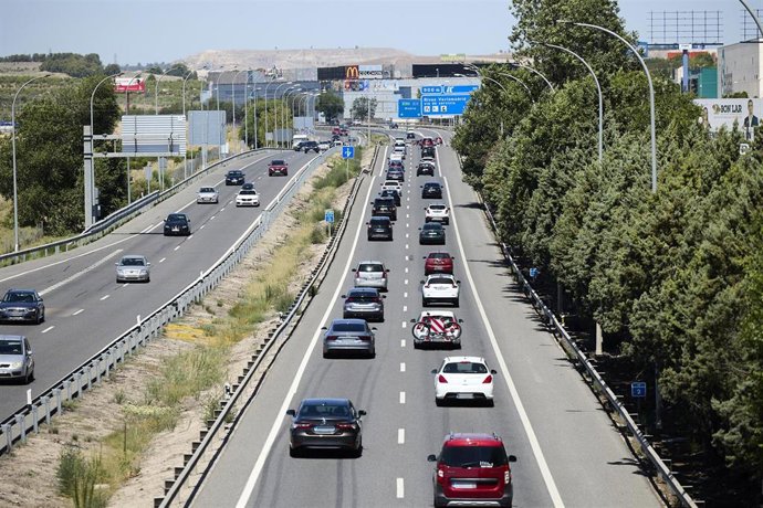 Archivo - Circulación de vehículos fluida en la autovía A-3, a 30 de julio de 2023, en Madrid (España). Tráfico ha previsto para el fin de semana nueve millones de desplazamientos por carretera, y más de 49 millones en todo el mes de agosto. Hoy, doming