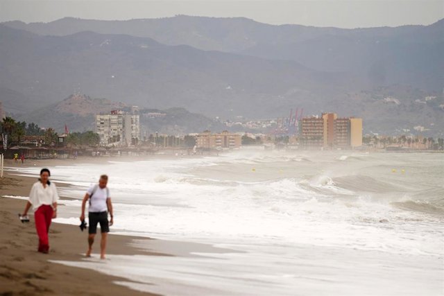 El paso de la DANA por la playa de Los Álamos de Torremolinos. A 3 de septiembre de 2023 en Torremolinos (Málaga, Andalucía, España).   La Agencia Estatal de Meteorología (Aemet) mantiene activados este domingo, 3 de septiembre, avisos de nivel amarillo p