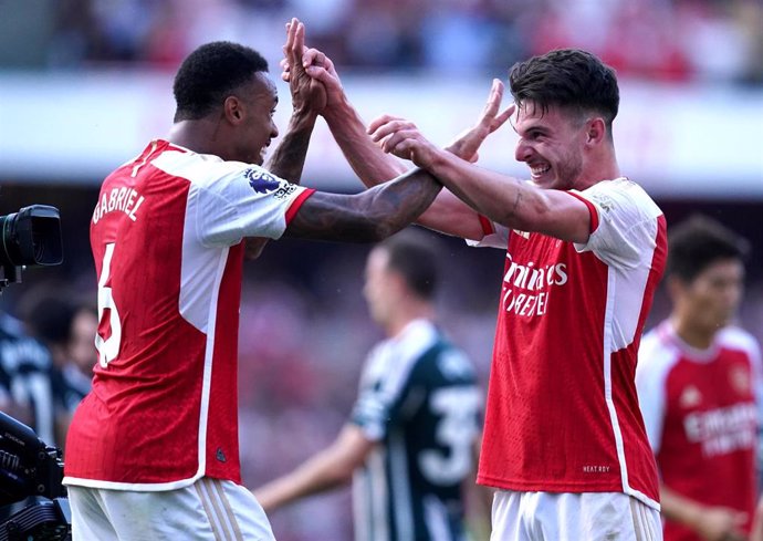 Declan Rice celebra un gol con su compañero en el Arsenal Gabriel. 