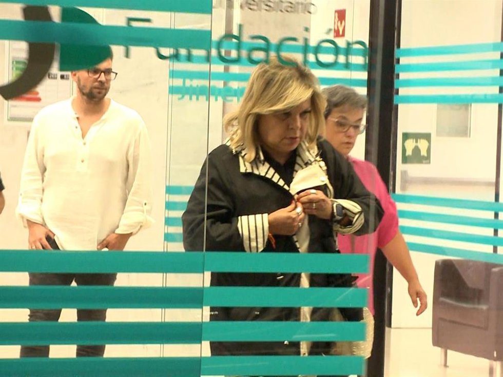 TERELU CAMPOS Y JOSÉ MARÍA ALMOGUERA ABANDONAN LA FUNDACIÓN JIMÉNEZ DÍAZ DONDE PERMANECE INGRESADA MARÍA TERESA CAMPOS