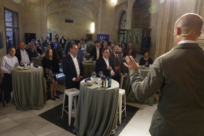 Los ministros de Agricultura de la UE asisten a una cata de aceite de oliva virgen extra en Córdoba.