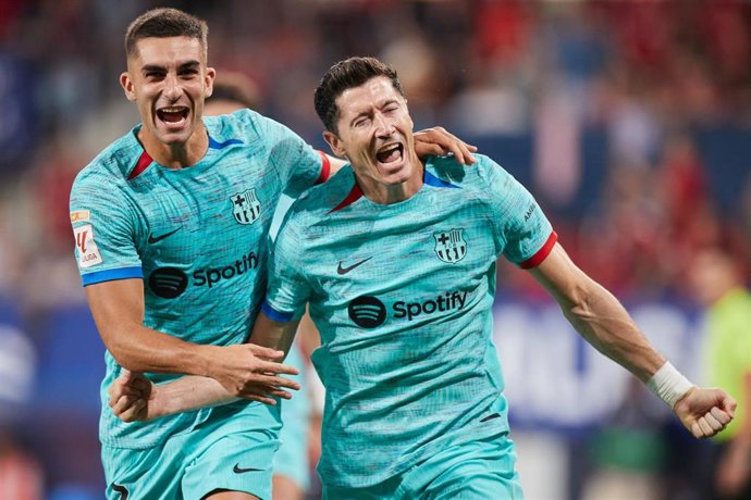 El delantero Robert Lewandowski (FC Barcelona) celebra un gol en El Sadar.