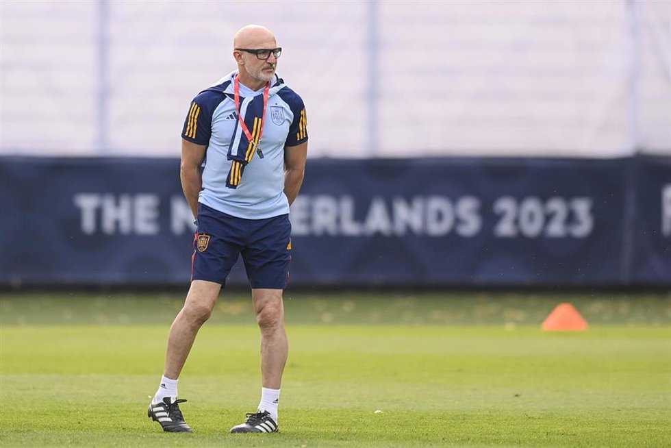 Archivo - El seleccionador nacional Luis de la Fuente durante un entrenamiento