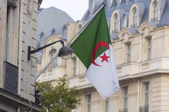 Archivo - September 21, 2021, Paris, France, France: Paris, France September 21, 2021 - The flag of Algeria waves on the facade of the Algerian embassy of in France..AMBASSADE D ALGERIE EN FRANCE, FRANCO ALGERIEN, DIPLOMATIE, RELATIONS DIPLOMATIQUES, DIPL