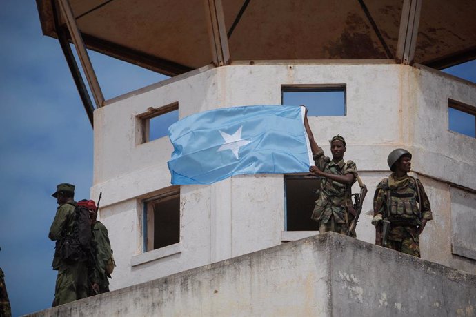 Archivo - October 2, 2012 - Kismayo, Somalia - Somalian soldiers and members of the Ras Kimboni militia fly the Somali national flag from the former control tower of the Kismayo Airport while they celebrate its capture from the Al-Qaeda-affiliated extre