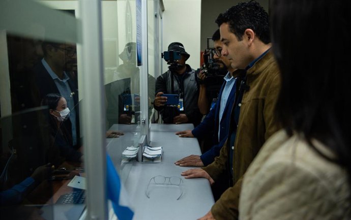 Diputados del Movimiento Semilla, Samuel Pérez, Román Castellanos y Laura Marroquín, presentan amparo ante la Corte de Constitucional