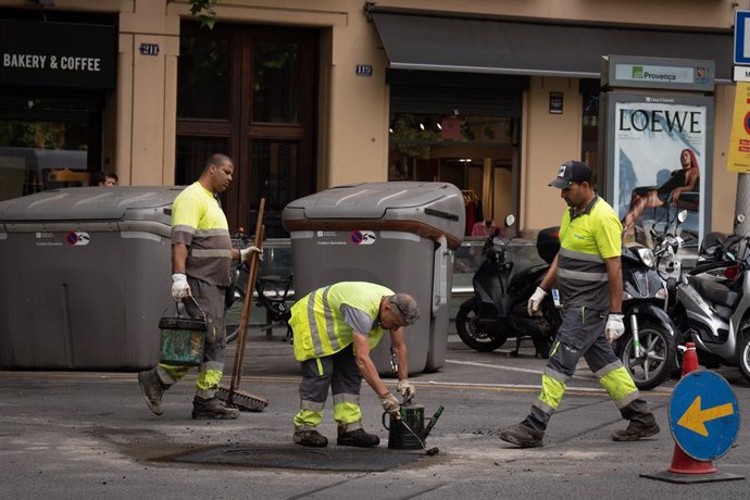 Archivo - Diversos operaris durant unes tasques d'asfaltament 