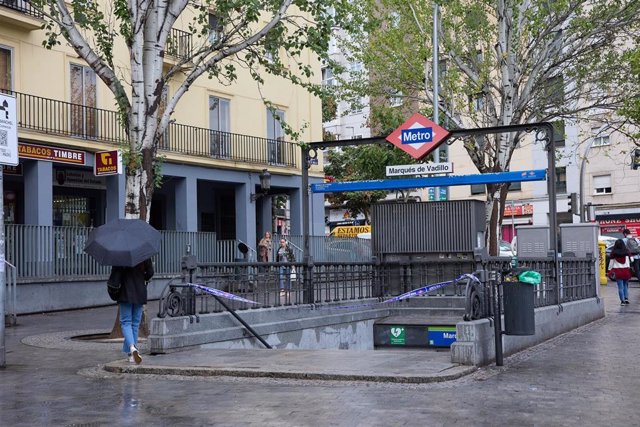 Una de las entradas a la estación de Marqués de Vadillo, a 4 de septiembre de 2023, en Madrid (España). 