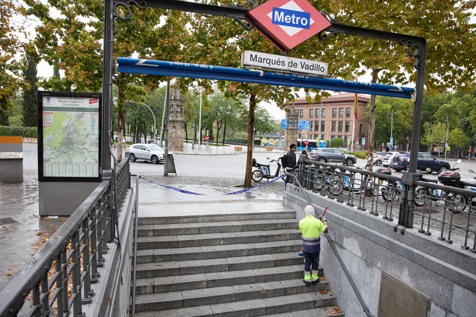 Una de las entradas a la estación de Marqués de Vadillo, a 4 de septiembre de 2023, en Madrid (España).