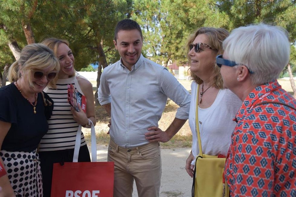 Archivo - El secretario general del PSOE-M, Juan Lobato, mantiene un encuentro con vecinos de Alcorcón.