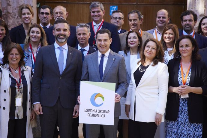 Archivo - Foto de familia a propósito de la aprobación en el Parlamento andaluz de la Ley de Economía Circular de Andalucía, en marzo de 2023, con el presidente de la Junta, Juanma Moreno, en el centro. (Foto de archivo).