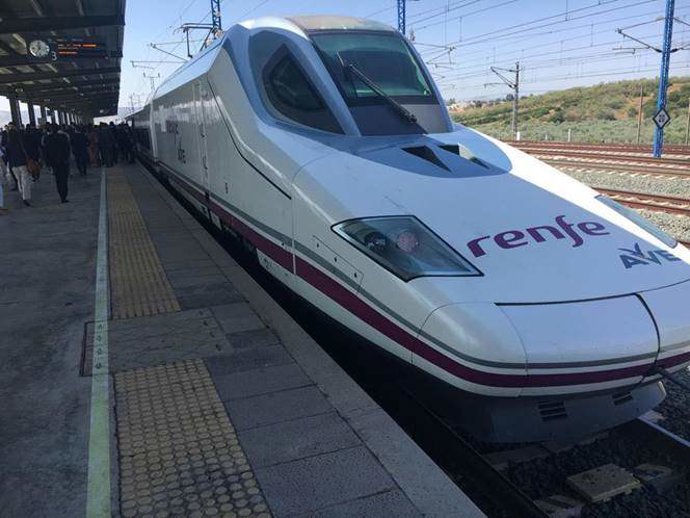 Archivo - Granada.- Renfe pondrá en servicio el 16 de febrero los nuevos Avant entre Granada y Sevilla