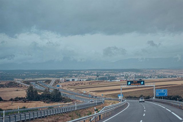 Algunos vehículos recorren la A-1 sentido Madrid, a 3 de septiembre de 2023, en Madrid (España).