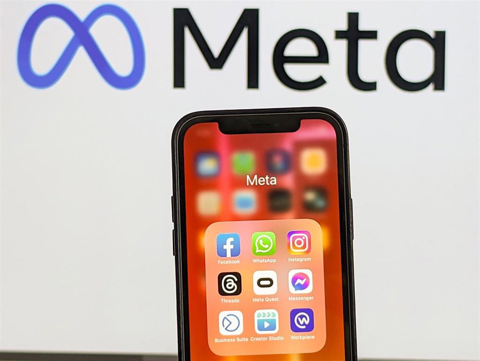 Archivo - Logotipo de Meta e iconos de apliaciones móviles de redes sociales 