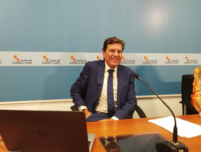 El consejero de Economía y Hacienda, Carlos Fernández Carriedo, durante la valoración de los datos del paro.