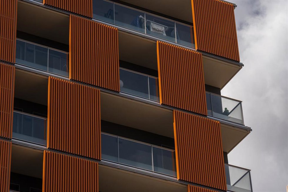 Archivo - Fachada de un edificio, a 25 de abril de 2023, en Barcelona, Catalunya (España). La oferta de viviendas en alquiler ha caído un 51% en Barcelona desde el inicio de la legislatura, en 2019, según un comunicado de Idealista hoy. Barcelona es la 