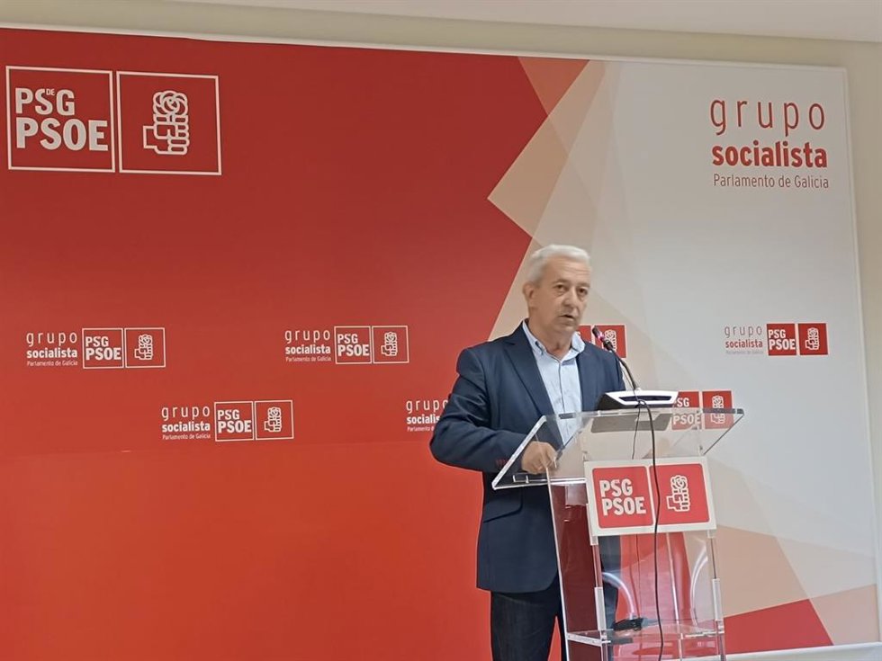 El portavoz parlamentario del PSdeG, Luis Álvarez, en rueda de prensa