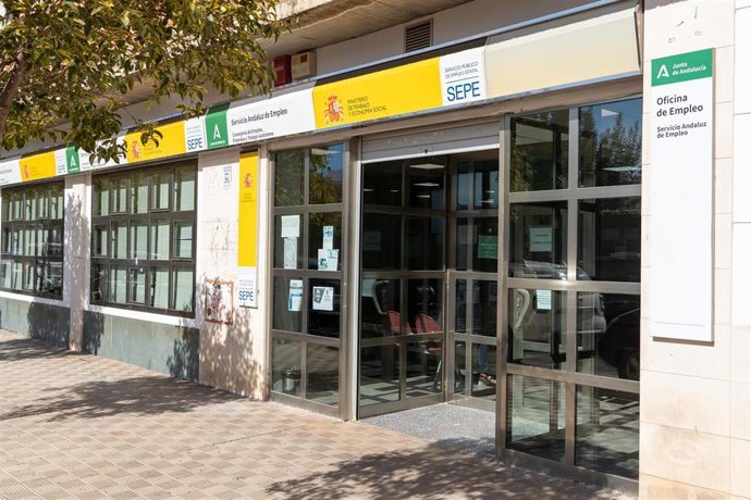 Archivo - Fachada de una oficina del (SEPE), en una foto de archivo.