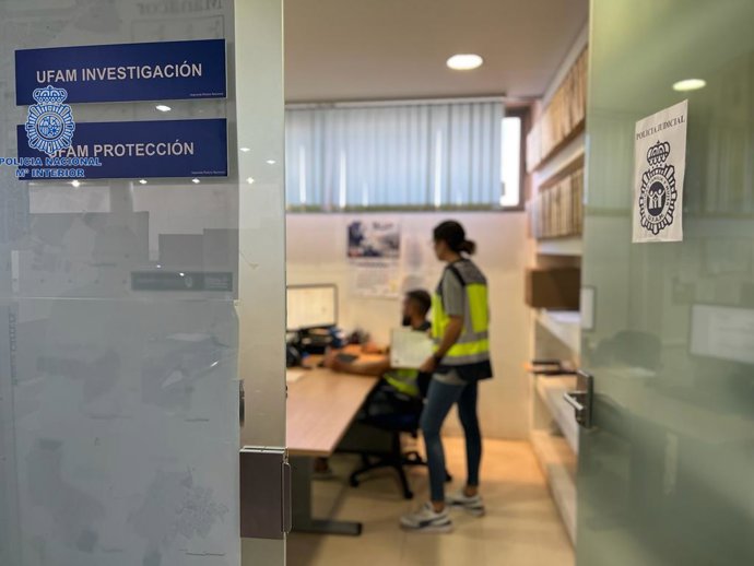 Agentes de la UFAM en una comisaría.