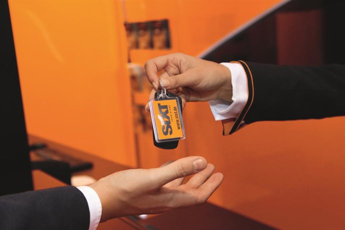 Archivo - Entrega de llaves de un vehículo de alquiler.