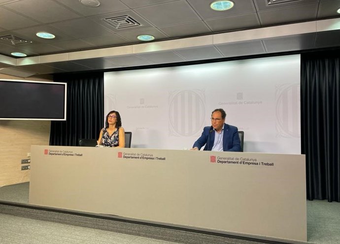 El secretario de Trabajo de la Generalitat, Enric Vinaixa, y la directora del Observatori del Treball i Model Productiu, Manuela Redondo, en rueda de prensa sobre el paro de agosto en Catalunya