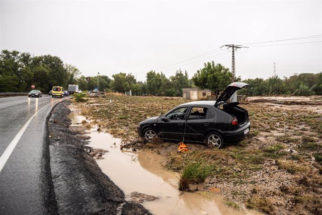 Un coche en el lateral de una las carreteras cercanas al municipio de Aldea del Fresno, a 4 de septiembre de 2023, en Aldea del Fresno, Madrid (España). 