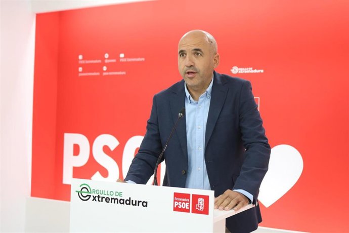 El secretario de Acción Electoral, Ideas y Programa del PSOE de Extremadura, Juan Ramón Ferreira, en rueda de prensa.