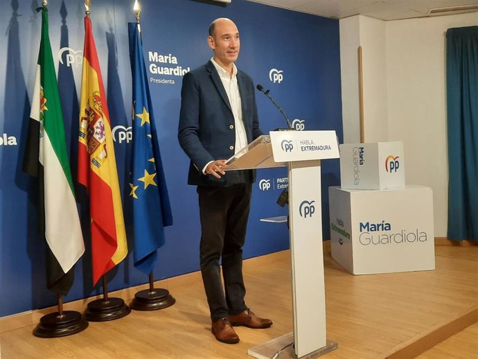 El portavoz del PP de Extremadura, José Ángel Sánchez Juliá, en rueda de prensa