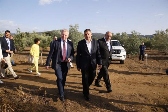 Planas (centro), entre Wojciechowski y Torralbo, en la visita de la RIM de Agricultura de la UE a la Finca Experimental de Rabanales.