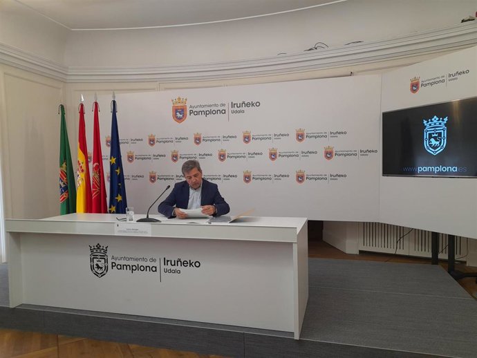 El concejal de las áreas de Educación, Igualdad y Diversidad Cultural y Relaciones Ciudadanas, Participación y Mayores, Carlos Salvador, en la rueda de prensa