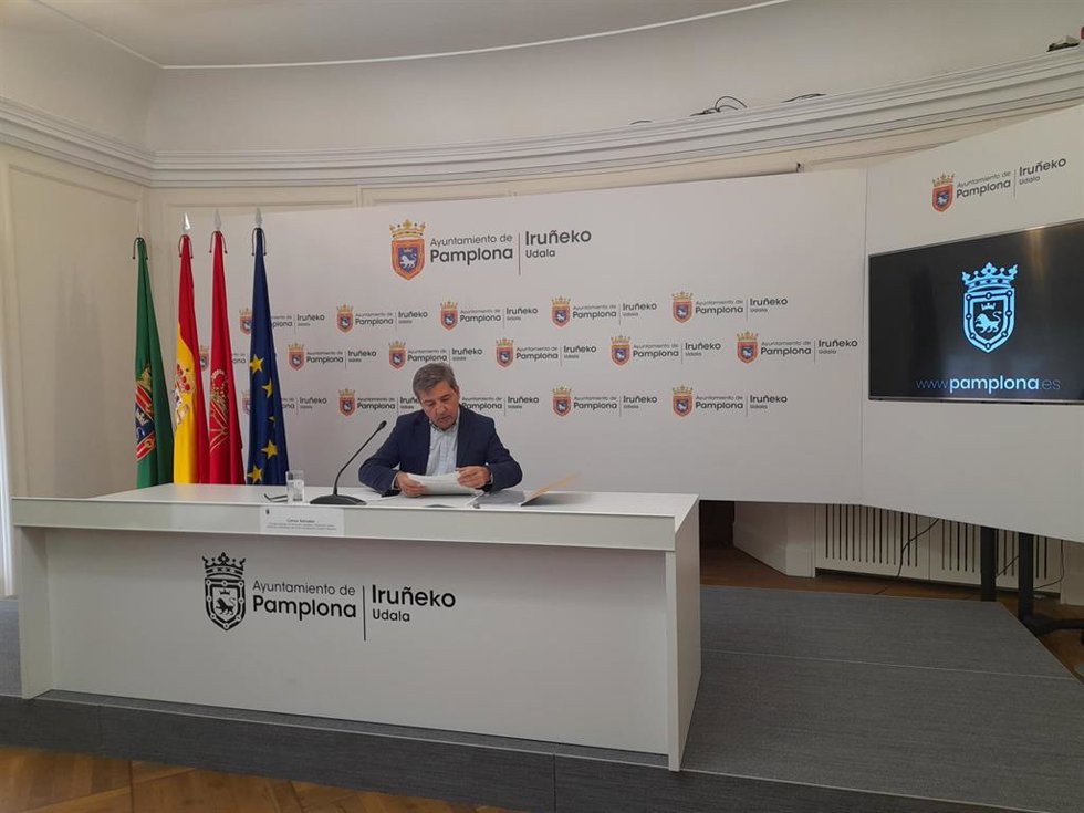 El concejal de las áreas de Educación, Igualdad y Diversidad Cultural y Relaciones Ciudadanas, Participación y Mayores, Carlos Salvador, en la rueda de prensa