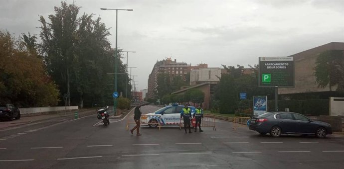 Corte de tráfico en el paseo de Isabel la Católica, donde se instalará la salida de la etapa CRI de La Vuelta.