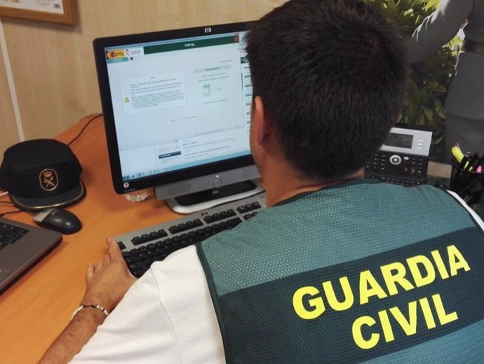 Archivo - Agente de la Guardia Civil de Huelva en una imagen de archivo.