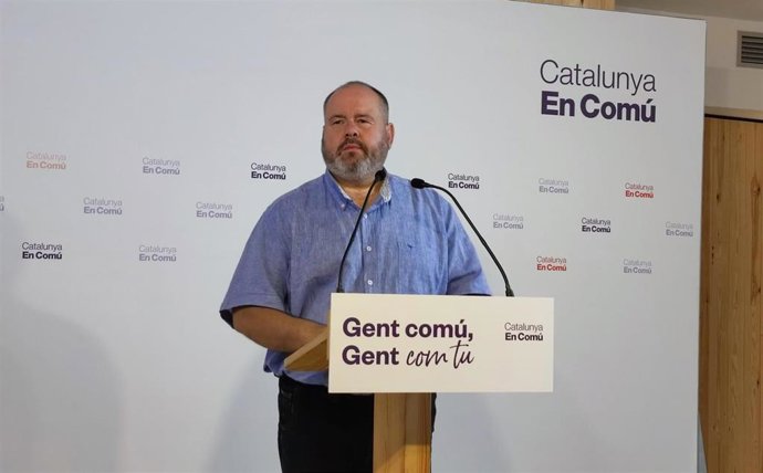 El portavoz de los comuns, Joan Mena, en rueda de prensa
