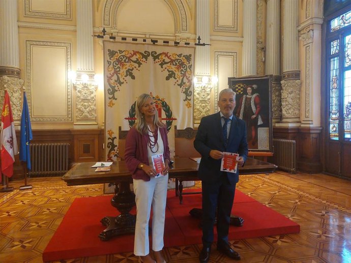 La concejal de Educación y Cultura, Irene Carvajal, junto al crítico taurino César Mata en la presentación del ciclo de coloquios 'Diálogos sobre tauromaquia con el Conde Ansúrez'.