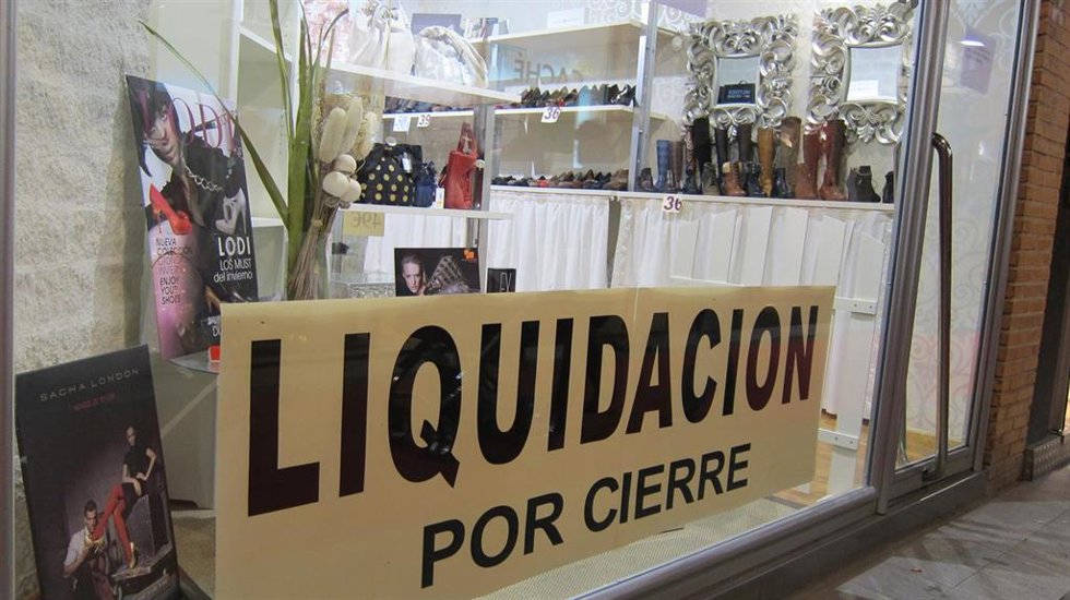 Archivo - Un negocio anunciando una liquidación por cierre