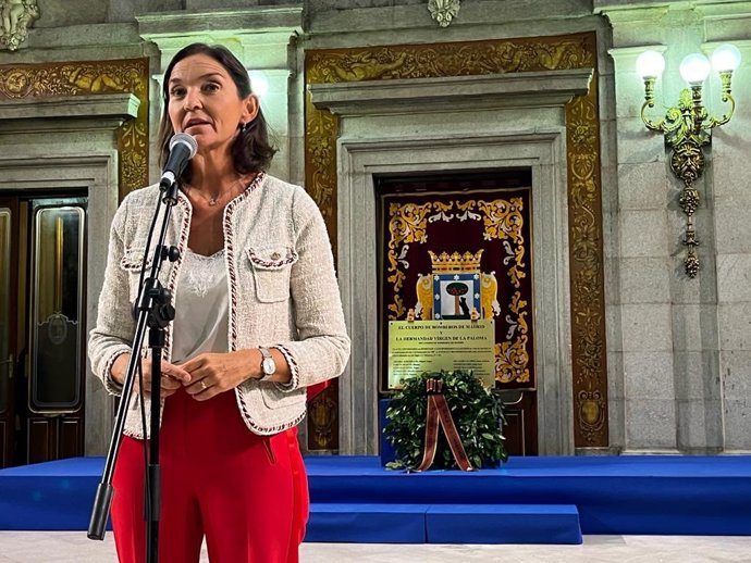 La portavoz del PSOE municipal Reyes Maroto, en delcaraciones a los medios tras el homenaje a los bomberos fallecidos en Almacenes Arias