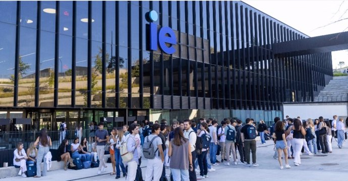 Alumnos en el campus de la IE University.